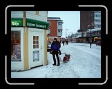 giaa_P1021150 * Full fjällpackning till Bodens turistbyrå! Ja, inte hade tågstationens arkitekt tänkt på oss fjällfolk. Varför ödsla onödig plats på nåt lite större låsbart skåp? Resenärer till fjällen har väl inte så mycket packning? Hmm. * 3072 x 2304 * (1.17MB)